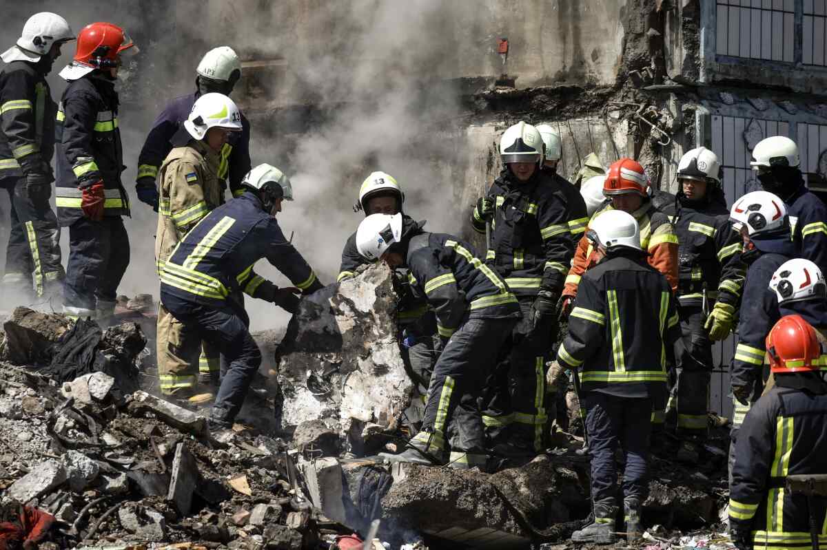 Asciende a 23 el número de civiles muertos por el impacto de un misil ruso en Umán