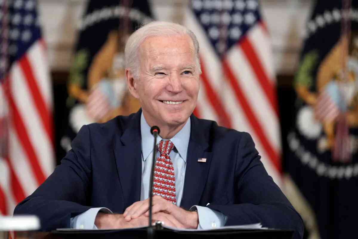 Biden se sonríe y evita hacer comentarios sobre Trump