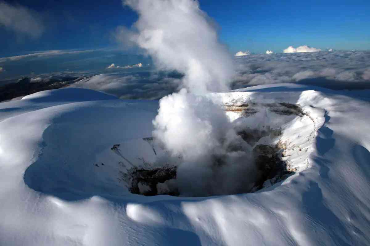 Colombia se prepara ante una posible erupción volcánica y mantiene la alerta naranja