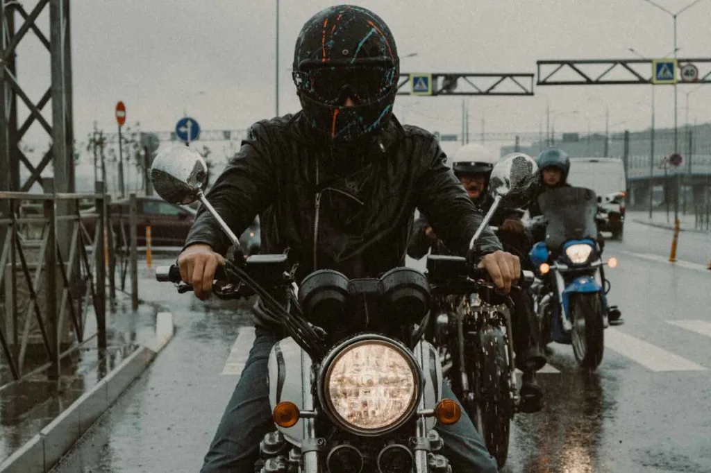 Cómo evitar accidentes al conducir una moto bajo la lluvia