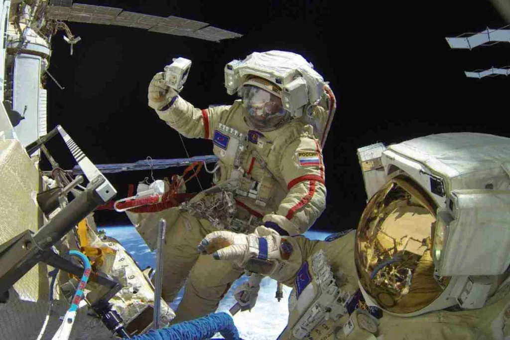 Cosmonautas efectúan una nueva caminata espacial para alistar el módulo Naúka