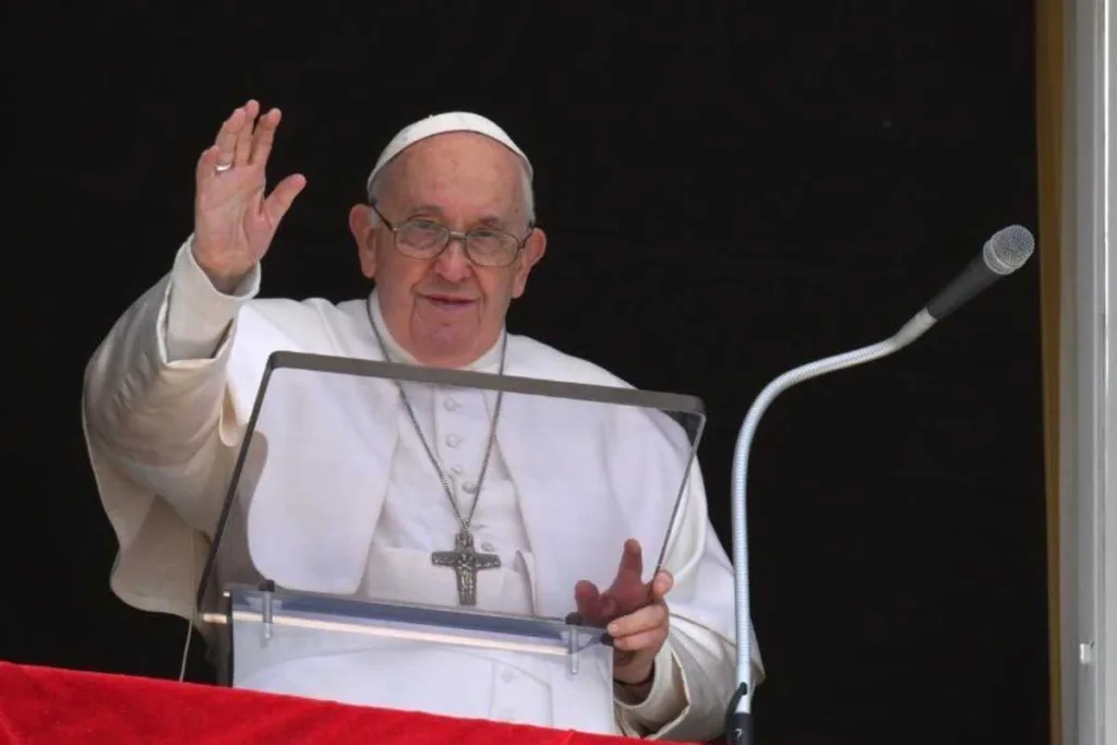 El Papa Francisco pide confiar más en las mujeres " que "muchas veces son subestimadas"