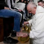 El papa Francisco lava los pies de doce jóvenes presos el Jueves Santo