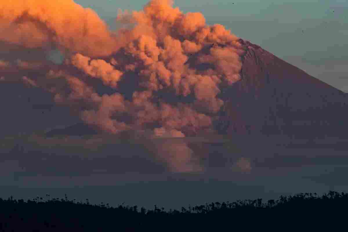 El volcán ecuatoriano Sangay lanza ceniza sobre tres provincias