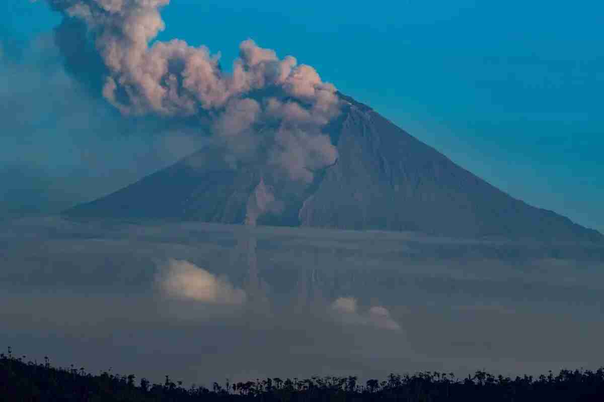 Emiten nueva alerta de caída de ceniza en provincias andinas de Ecuador