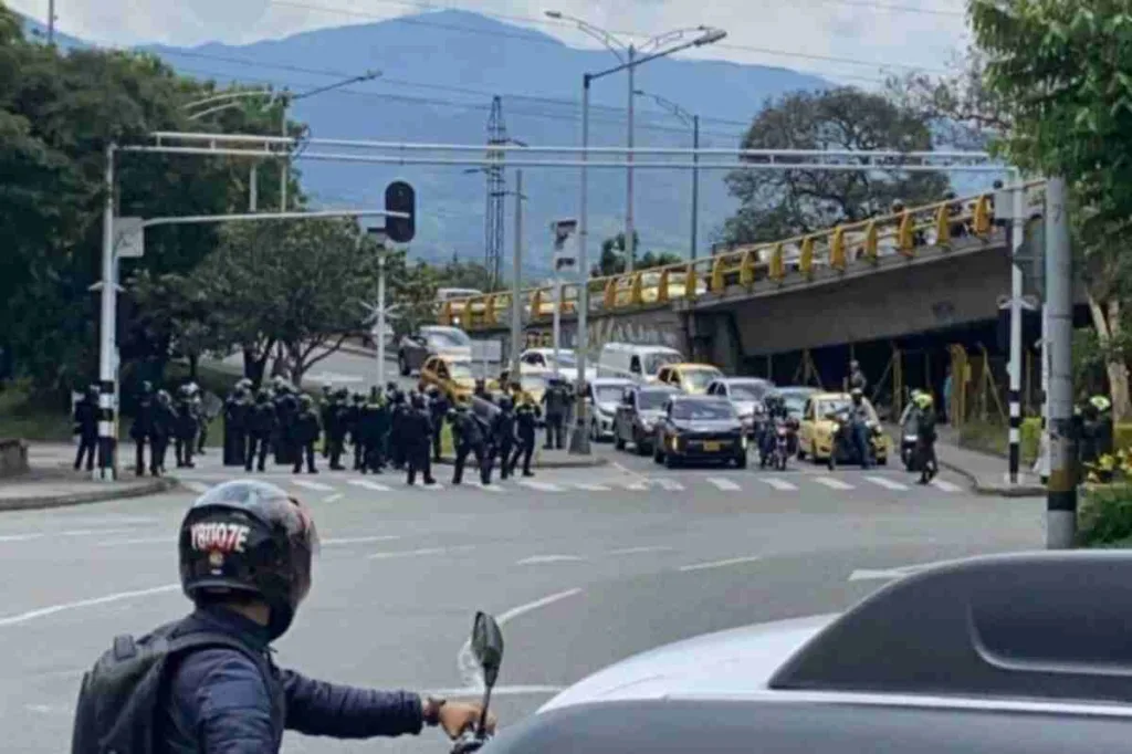 encapuchados bloquean la avenida Regional y siembran caos en politécnico Jaime Isaza Cadavid de Medellín este miércoles 19 de abril