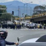 encapuchados bloquean la avenida Regional y siembran caos en politécnico Jaime Isaza Cadavid de Medellín este miércoles 19 de abril