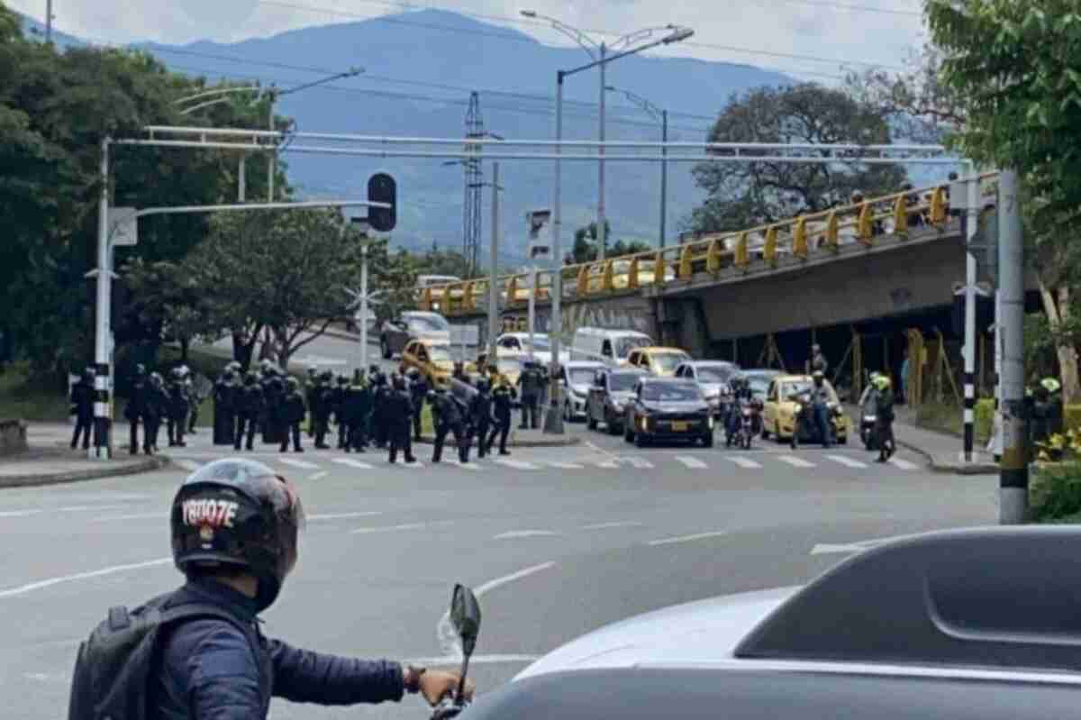 encapuchados bloquean la avenida Regional y siembran caos en politécnico Jaime Isaza Cadavid de Medellín este miércoles 19 de abril