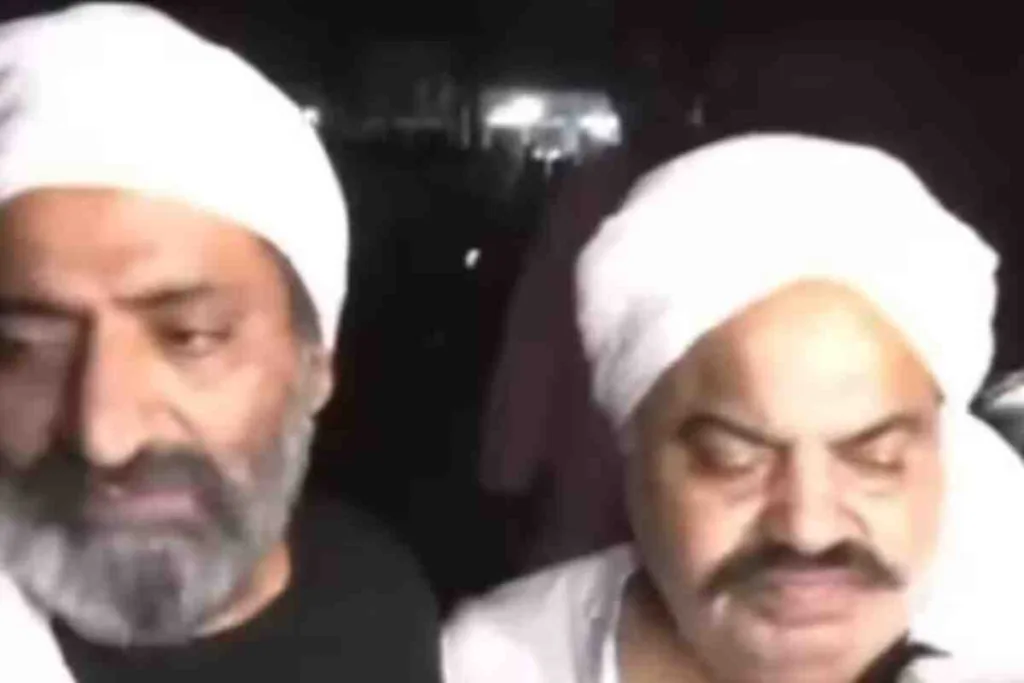 Atiq Ahmed y su hermano Ashraf----Ex político indio y su hermano asesinados en directo durante una entrevista televisiva