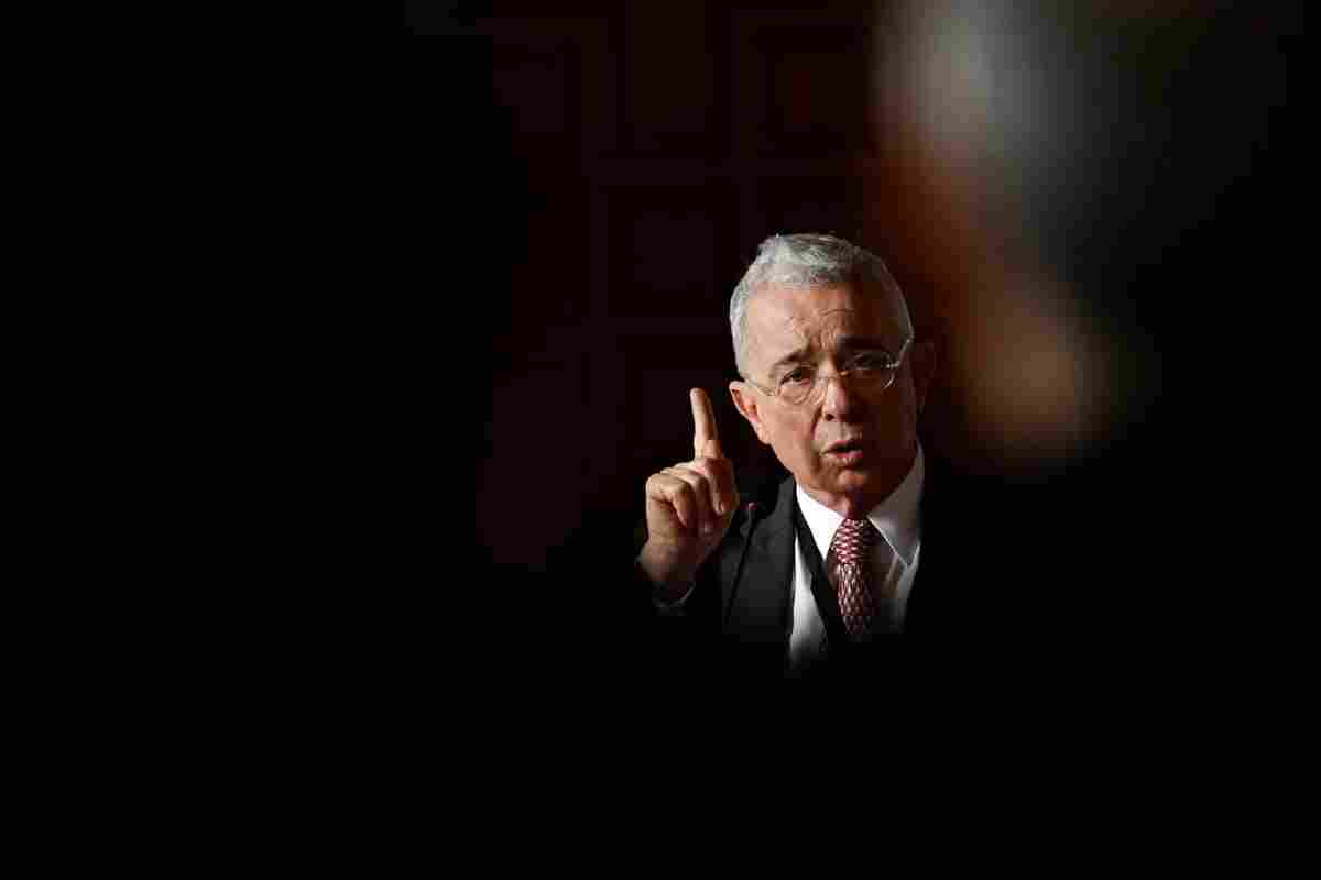 Fiscalía cita a Uribe por un caso de calumnia contra el periodista, Daniel Coronell