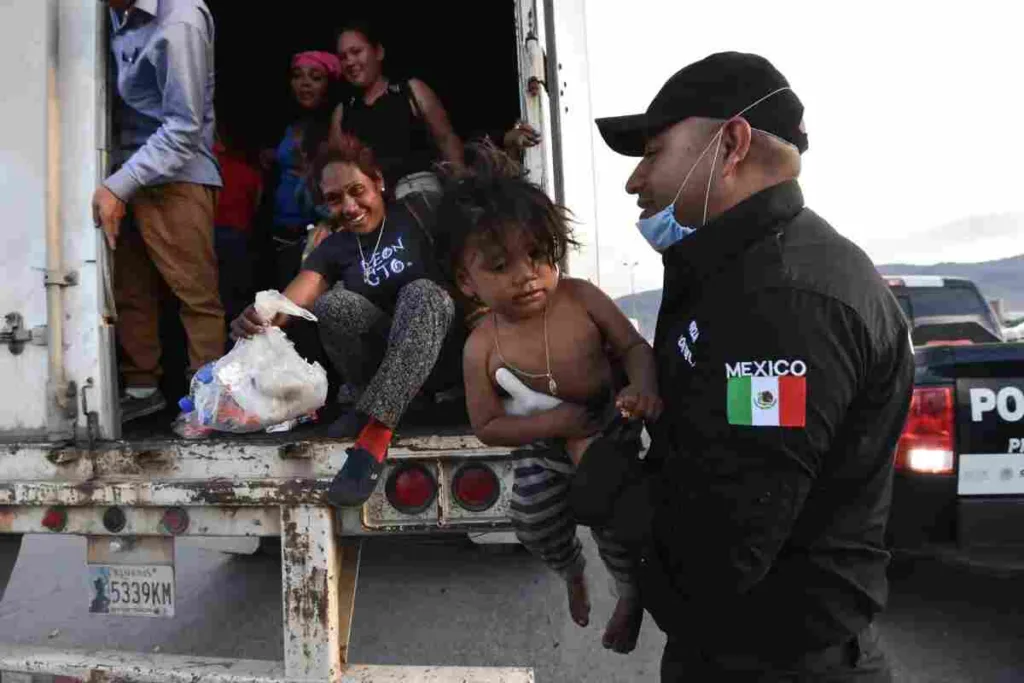 Hallan a 209 migrantes en un tráiler abandonado en el sureste de México