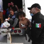 Hallan a 209 migrantes en un tráiler abandonado en el sureste de México