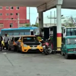 La escalada de la crisis de combustible paraliza poco a poco Cuba---precios gasolina