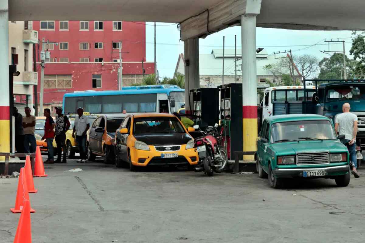 La escalada de la crisis de combustible paraliza poco a poco Cuba---precios gasolina