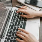 La verdad sobre dejar el portátil conectado todo el día: cómo afecta a la batería y qué hacer al respecto