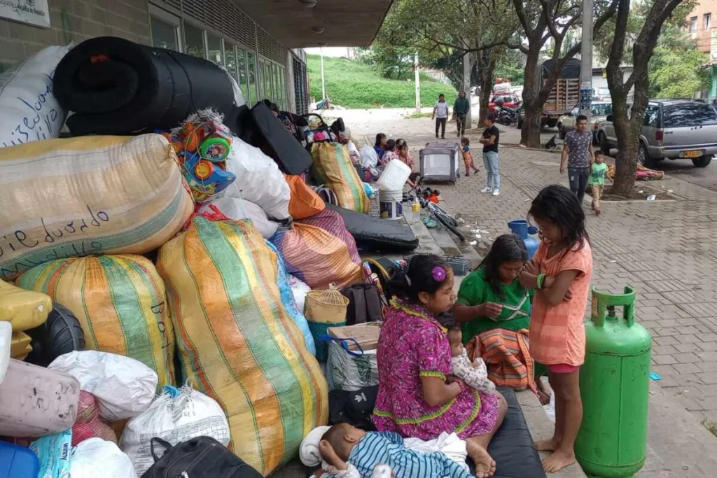 Indígenas bloquean el acceso a un colegio en Medellín y exigen atención de la alcaldía