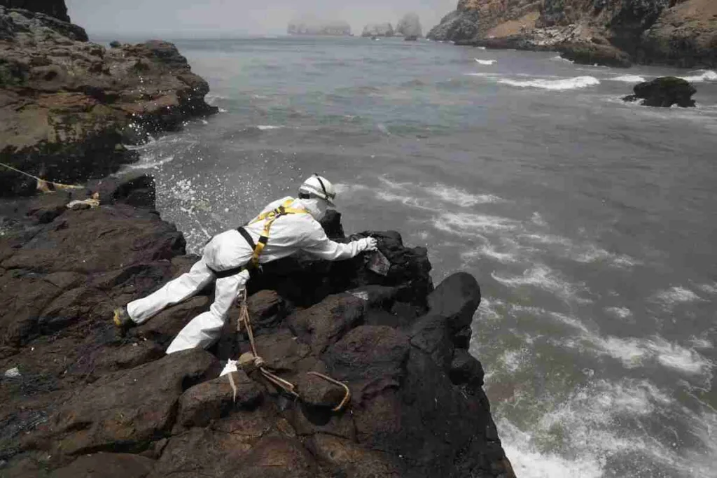 Perú detecta hidrocarburos en la zona marina afectada por un gran derrame en 2022