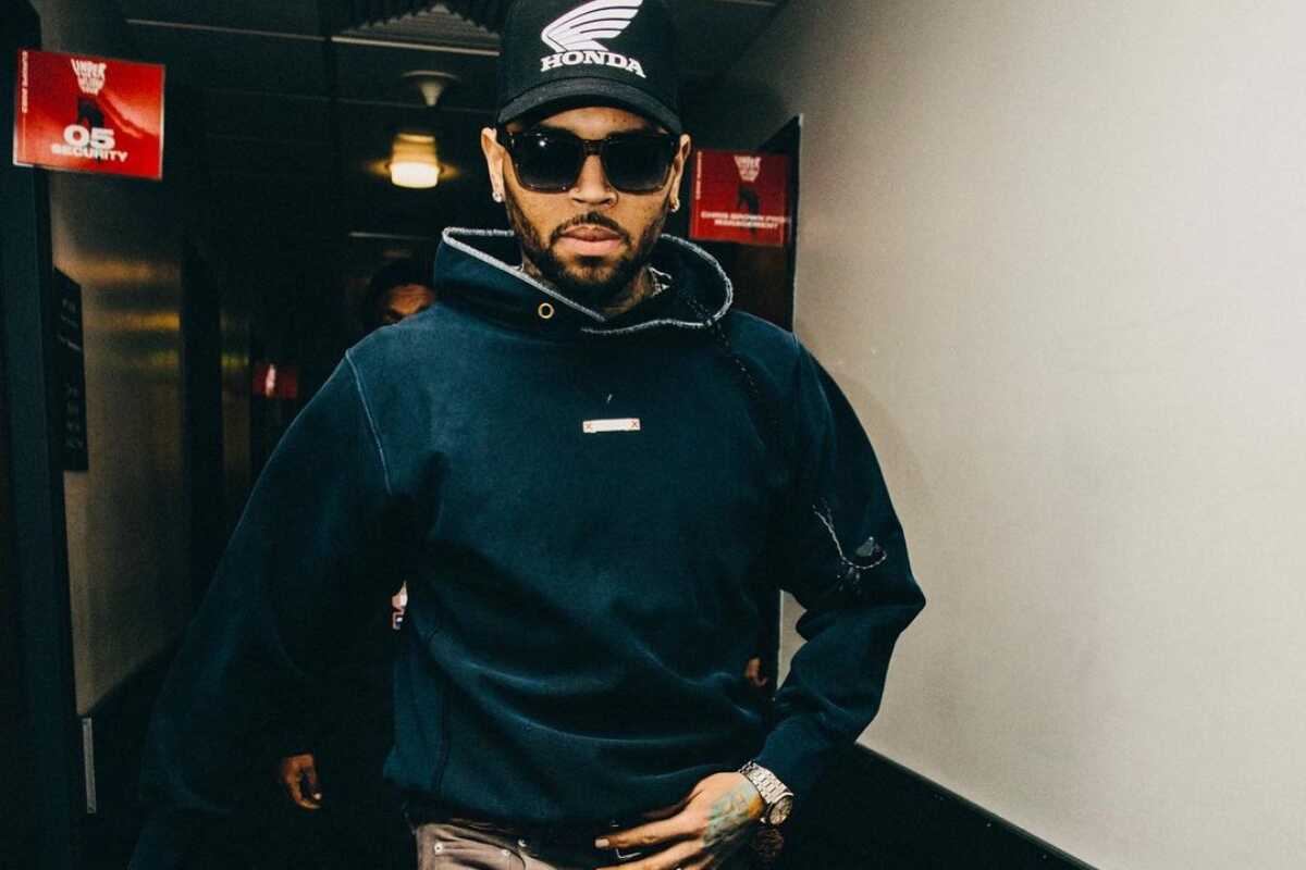 Productor musical afirma que Chris Brown lo golpeó en la cabeza con una botella