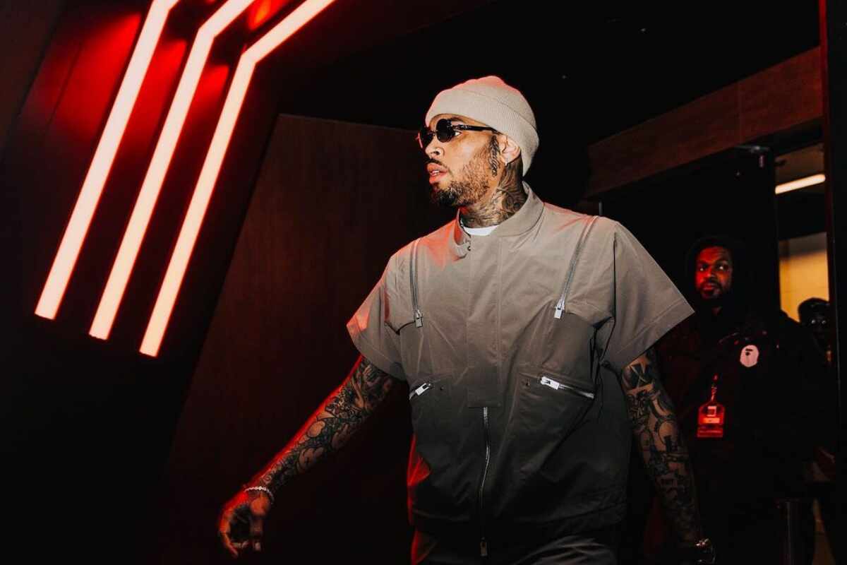Productor musical afirma que Chris Brown lo golpeó en la cabeza con una botella 