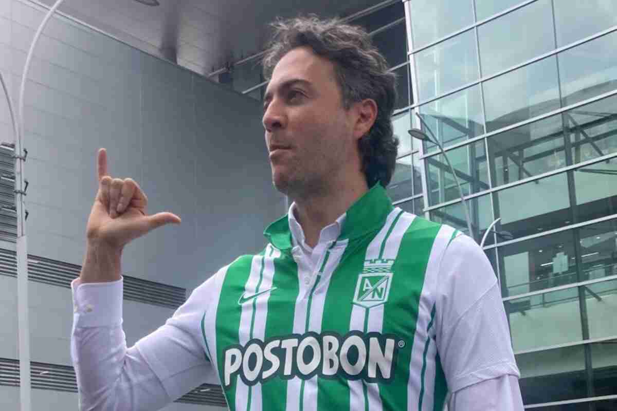 Con camiseta de Atlético Nacional, Daniel Quintero llama al diálogo entre directivos y Los Del Sur