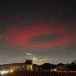 Así fue el impresionante anillo rojo que iluminó el cielo nocturno de Italia