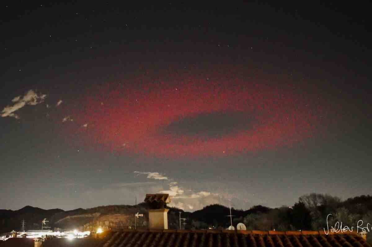 Así fue el impresionante anillo rojo que iluminó el cielo nocturno de Italia