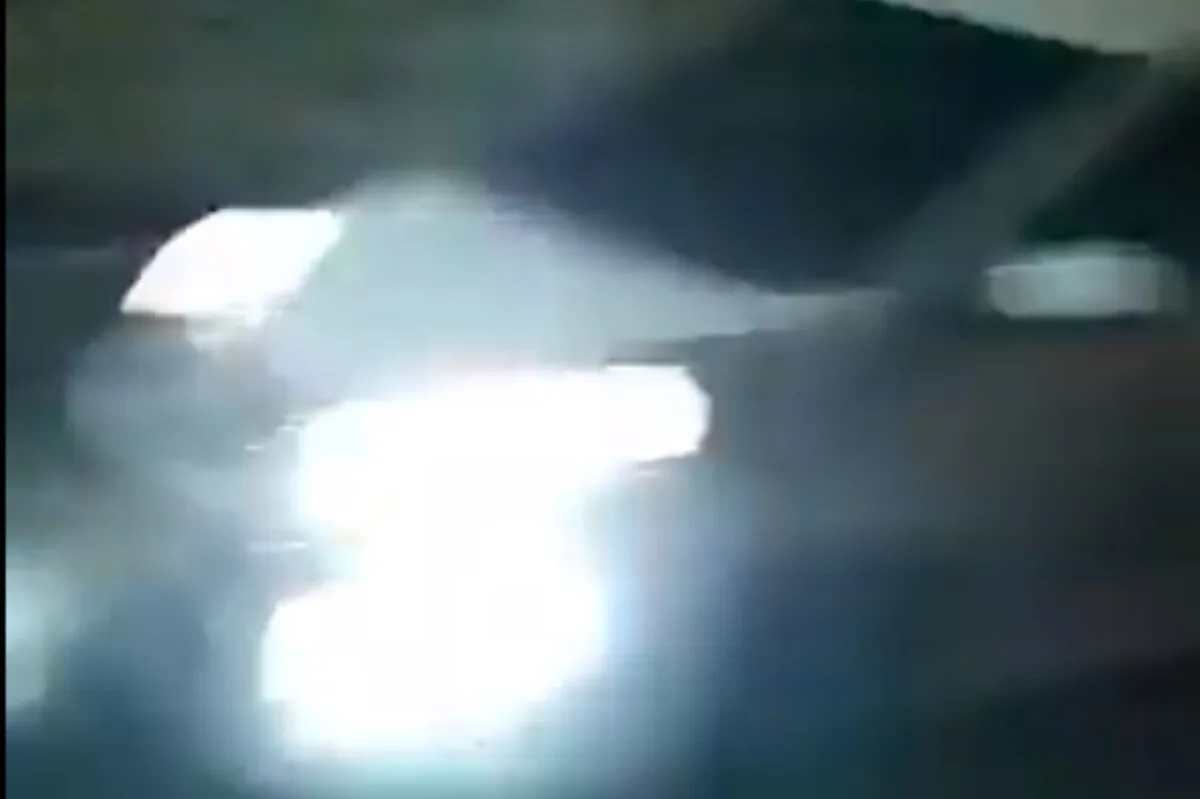 Un conductor imprudente causa un volcamiento y pone en riesgo a transeúntes