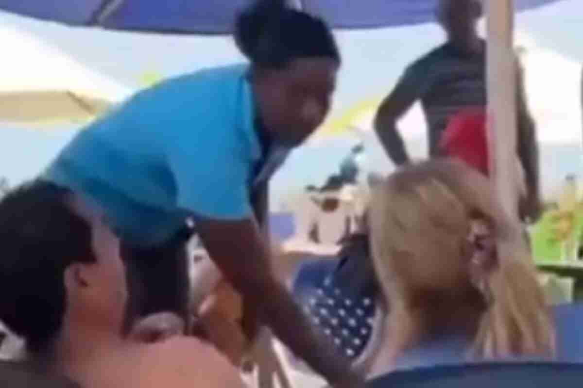 Masaje - Un polémico video muestra la confrontación entre los turistas y las masajistas, mientras los comerciantes lamentan la mala imagen que genera para la plaza.