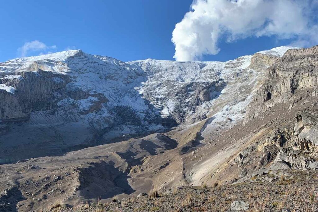 Evacúan a familias que viven cerca del Volcán Nevado del Ruiz