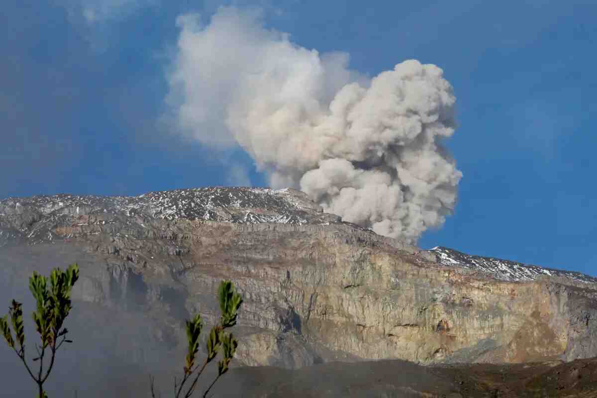 Registran caída de ceniza del volcán Nevado del Ruiz en dos pueblos colombianos