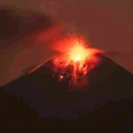 Volcán Sangay lanza gran nube de ceniza que cae sobre 3 provincias de Ecuador