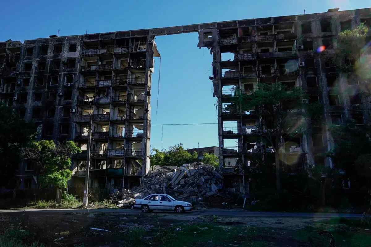 Zelenski denuncia que las fuerzas rusas han destruido el 90 % de Mariúpol