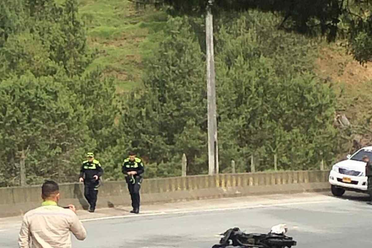 un motociclista muere tras colisionar con camión en la vía Hatillo - Llanos de Cuivá- santa rosa de osos- jueves santo
