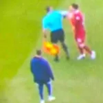 Suspenden al árbitro asistente que agredió a un jugador del Liverpool