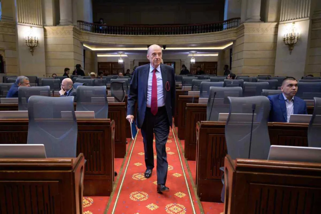 Canciller Álvaro Leyva se mantiene en su cargo tras superar moción de censura