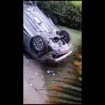 Carro cae del tercer piso de un parqueadero en Medellín y deja al conductor con lesiones leves