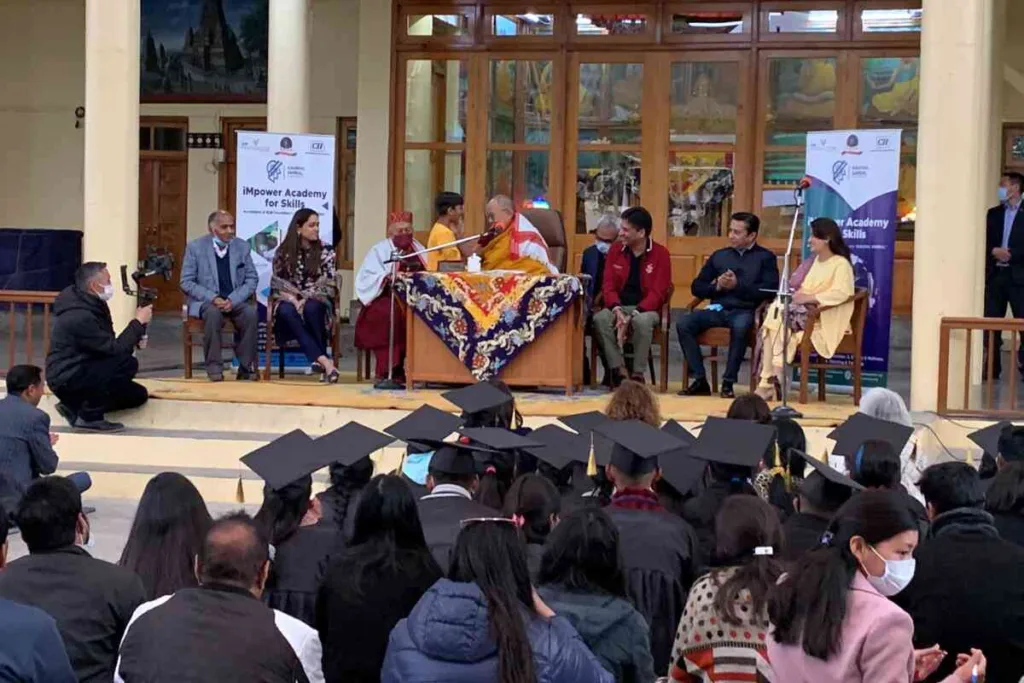 Polémica por supuesto video del Dalai Lama pidiéndole a un niño que chupe su lengua