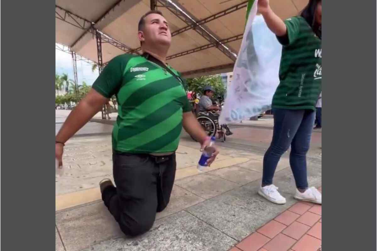La fe mueve montañas: hincha del Cali va de rodillas a Buga para evitar el descenso
