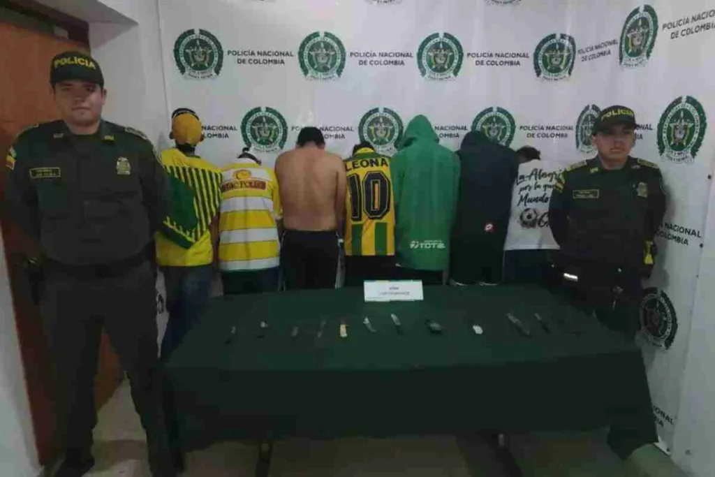 Así capturaron a siete hinchas del Bucaramanga con cuchillos en el estadio
