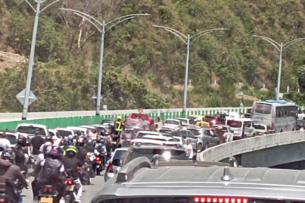 Carro sufre incendio en la vía San Jerónimo-Medellín este domingo 9 de abril