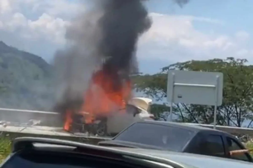 Carro sufre incendio en la vía San Jerónimo-Medellín este domingo 9 de abril
