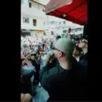 J Balvin sorprende al cantar en la calle en su antigua barbería en Bello