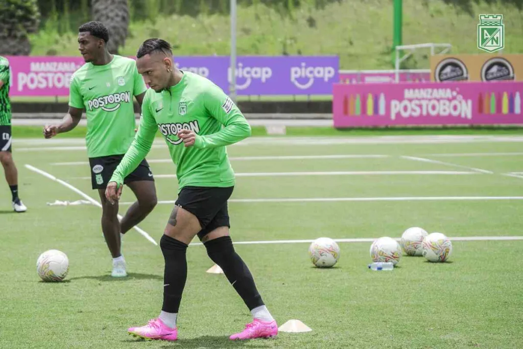 El mediocampista Jarlan Barrera reaparece más delgado en los entrenamientos