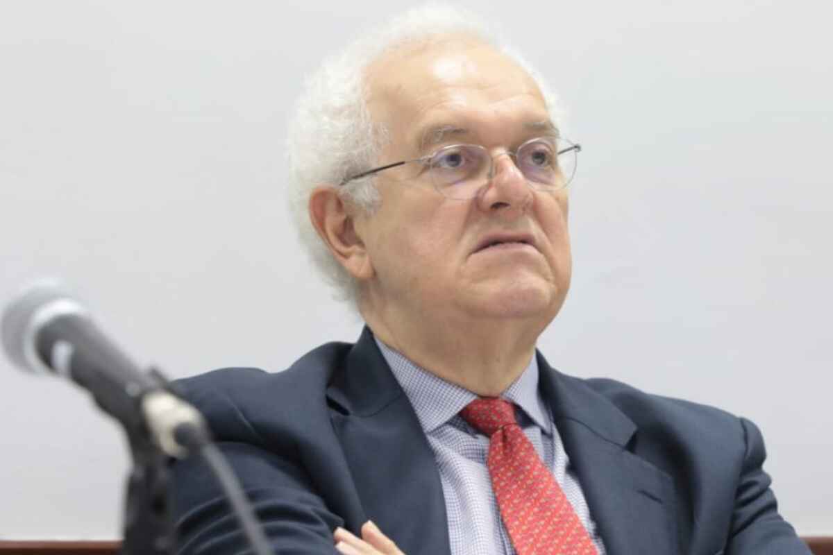 Exministro de Hacienda anuncia su regreso a la academia después de ser removido del cargo