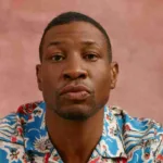 ¿Inocente Jonathan Majors presenta testigo y pruebas en caso de violencia doméstica