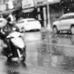 Cómo evitar accidentes al conducir una moto bajo la lluvia