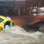 Douglas Marcillo: Taxista queda atrapado bajo el agua y muere por las fuertes lluvias en Guayaquil