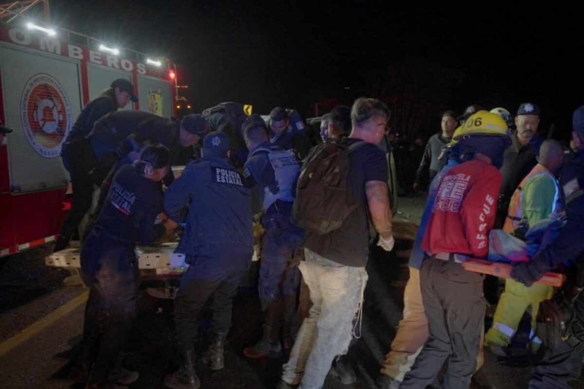 18 muertos al caer camión con turistas a barranco en Nayarit- Turistas de Jalisco mueren al caer camión a barranco en Nayarit: son 18 las víctimas
