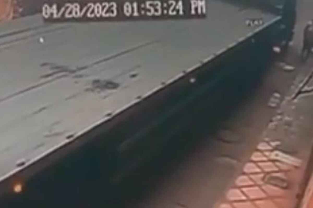 Cámara de seguridad captó momento en que mujer se salva de ser atropellada por camión en San Rafael, Antioquia