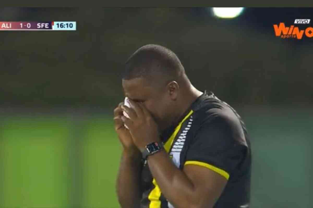El profesor Hubert Bodhert perdió este sábado a una sobrina y no pudo contener sus lágrimas tras la dedicatoria del primer gol de Alianza Petrolera del jugador Pablo Bueno.